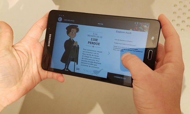 Smartphone avec l'appli "Explore Auch"