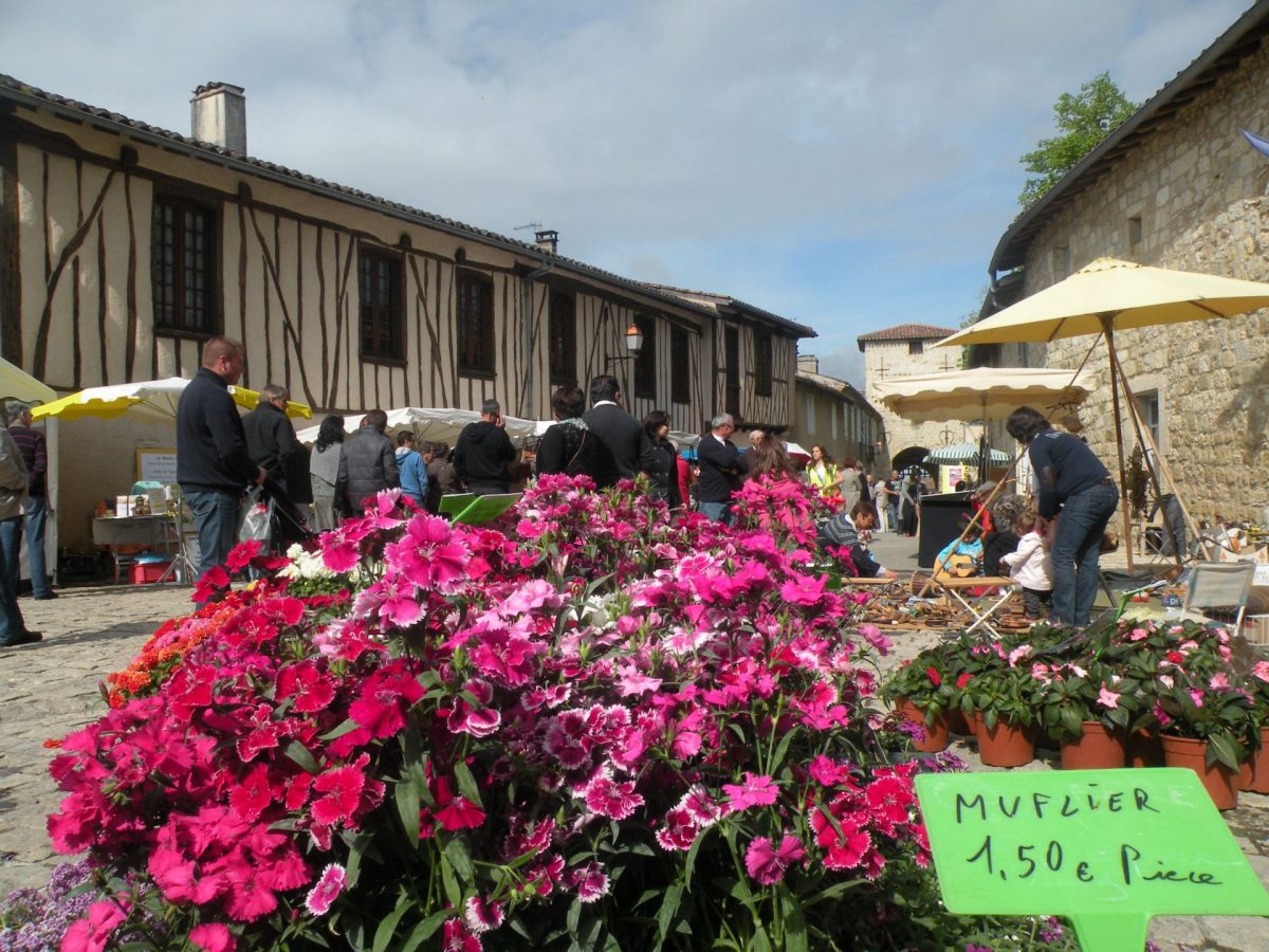 Créneaux fleuris le 1er mai à Montaut-les-Créneaux
