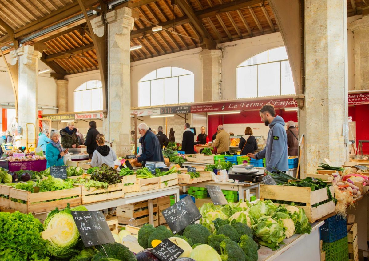 Marché centre historique samedi matin halle aux herbes Auch Gers