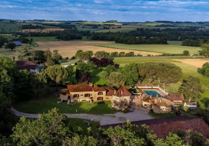 Aire de stationnement camping-cars – La Tour de Pérès