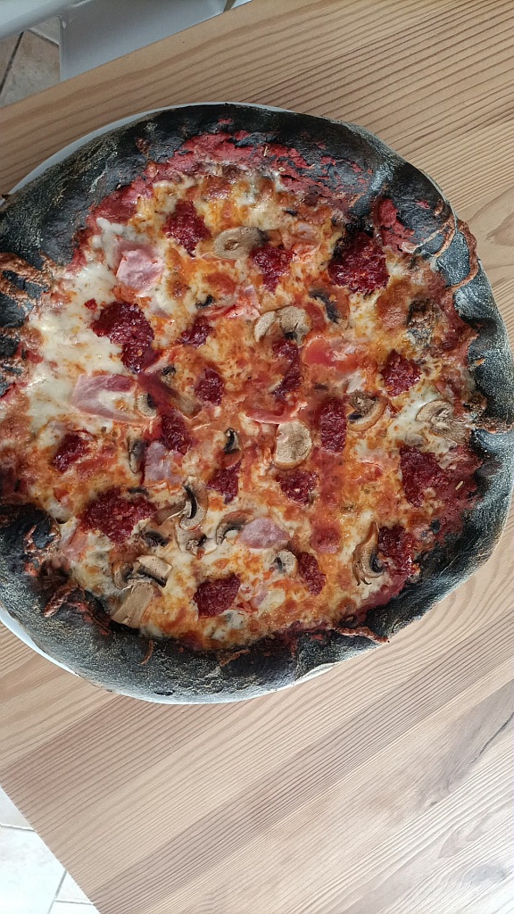 Vegetable black charcoal pizza